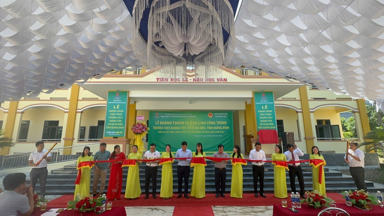 Cắt băng khánh thành công trình.jpg