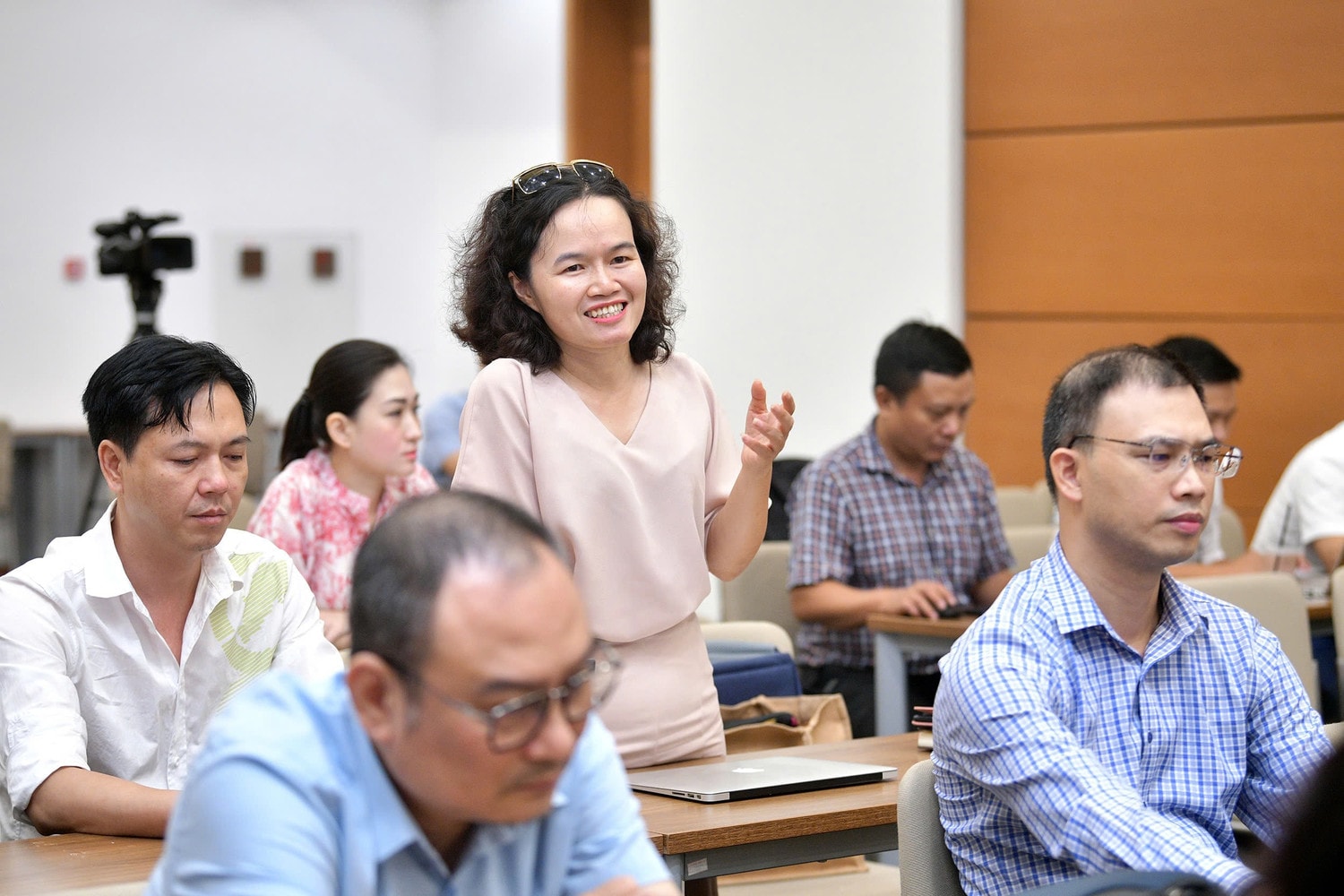 Các phóng viên đặt câu hỏi, trao đổi với chuyên gia tại hội nghị.jpg