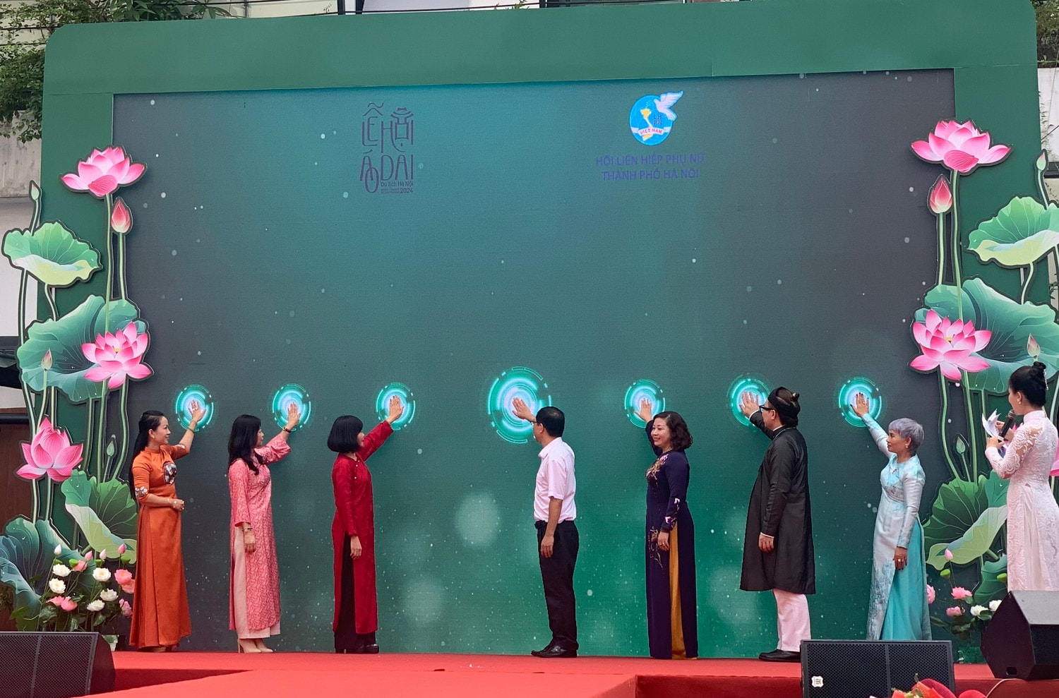 Các đại biểu thực hiện nghi lễ phát động hưởng ứng Tháng áo dài Hà Nội 2024