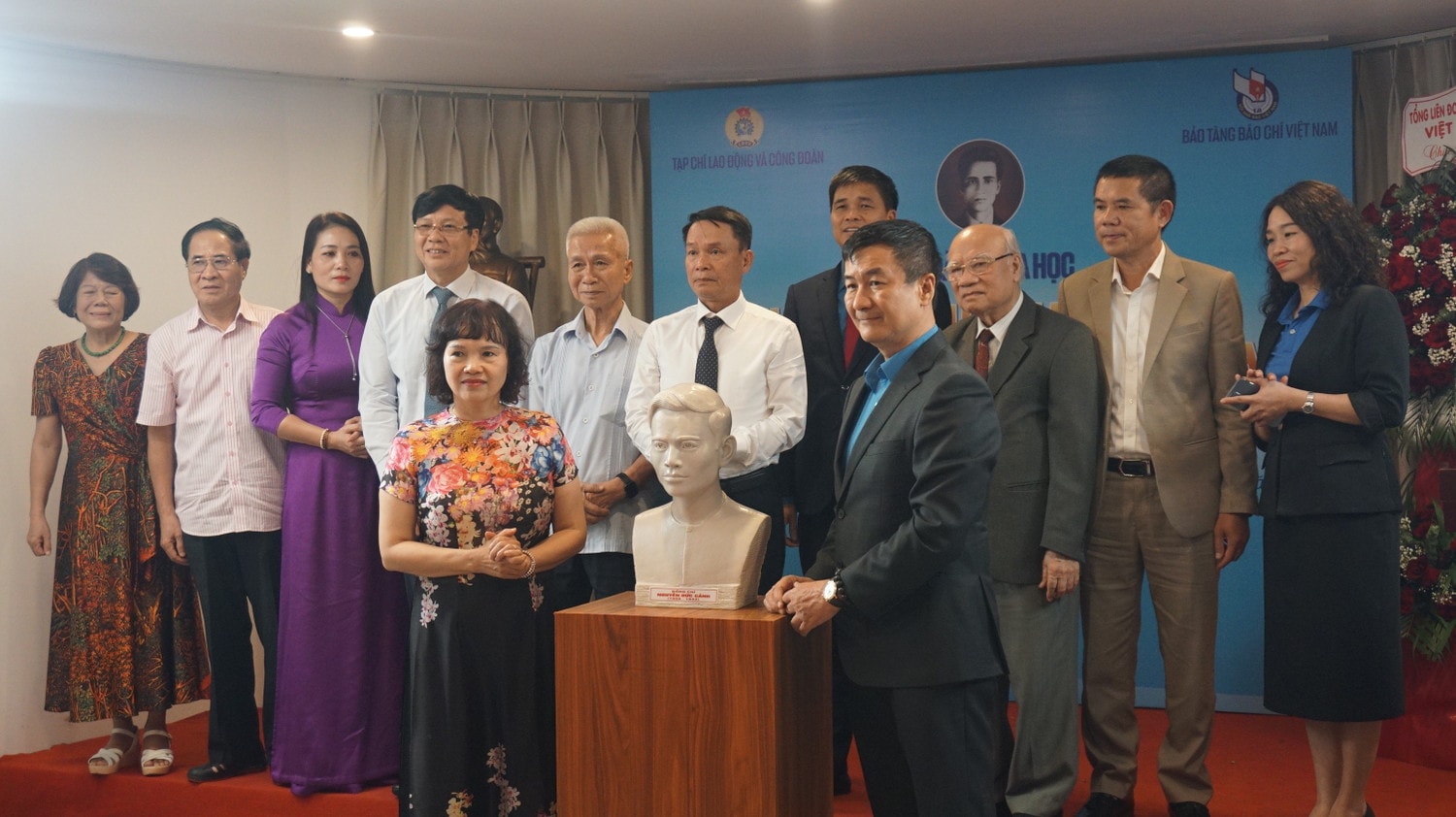 Tạp chí Lao động và Công đoàn trao tặng tượng bán thân đồng chí Nguyễn Đức Cảnh cho Bảo tàng Báo chí Việt Nam để bổ sung hiện vật tại phòng trưng bày giai đoạn báo chí 1925 - 1930