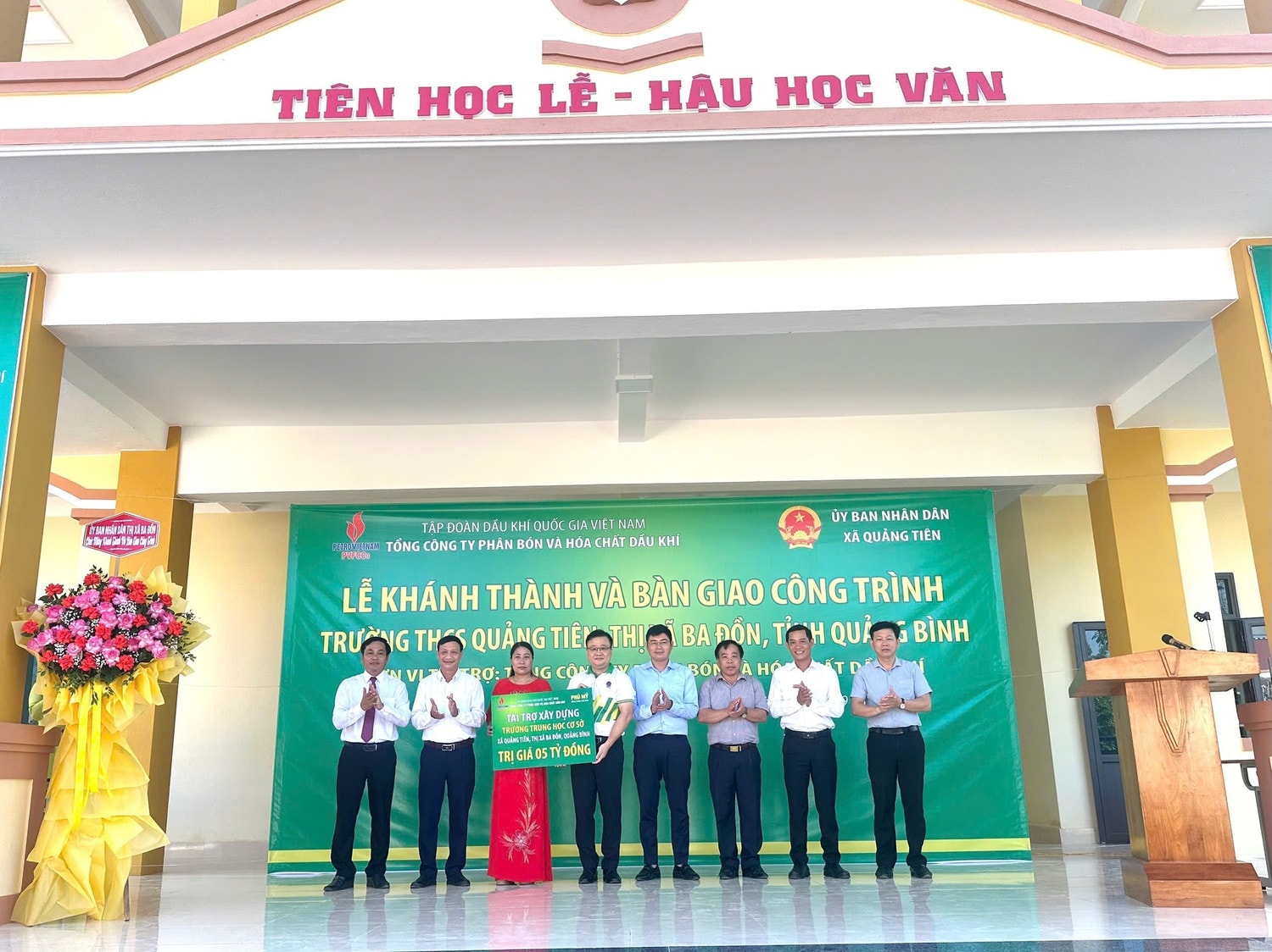Trao biển tượng trưng tài trợ.jpg