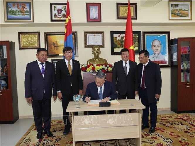 Tổng Bí thư, Chủ tịch nước Tô Lâm ghi sổ lưu niệm. Ảnh: Trí Dũng/TTXVN