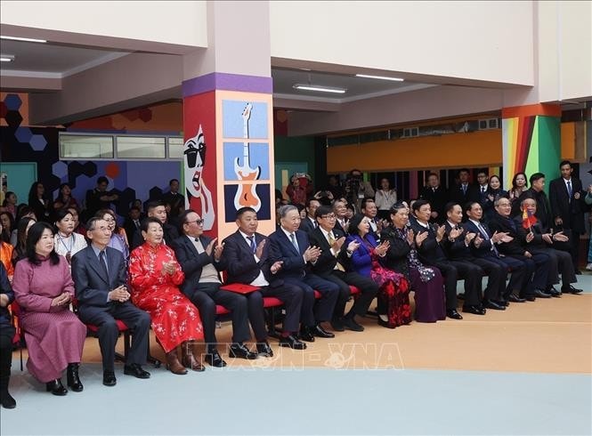 Tổng Bí thư, Chủ tịch nước Tô Lâm và các đại biểu tại Trường liên cấp số 14 mang tên Chủ tịch Hồ Chí Minh. Ảnh: Trí Dũng/TTXVN