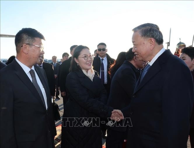 Các quan chức Mông Cổ tiễn Tổng Bí thư, Chủ tịch nước Tô Lâm tại sân bay Thành Cát Tư Hãn, thủ đô Ulan Bator. Ảnh: Trí Dũng/TXVN