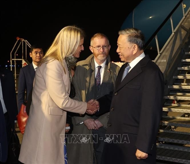 Bộ trưởng Nông nghiệp, Thực phẩm và Hải dương Ireland Pippa Hackett đón Tổng Bí thư, Chủ tịch nước Tô Lâm tại sân bay Dublin. Ảnh: Trí Dũng/TTXVN
