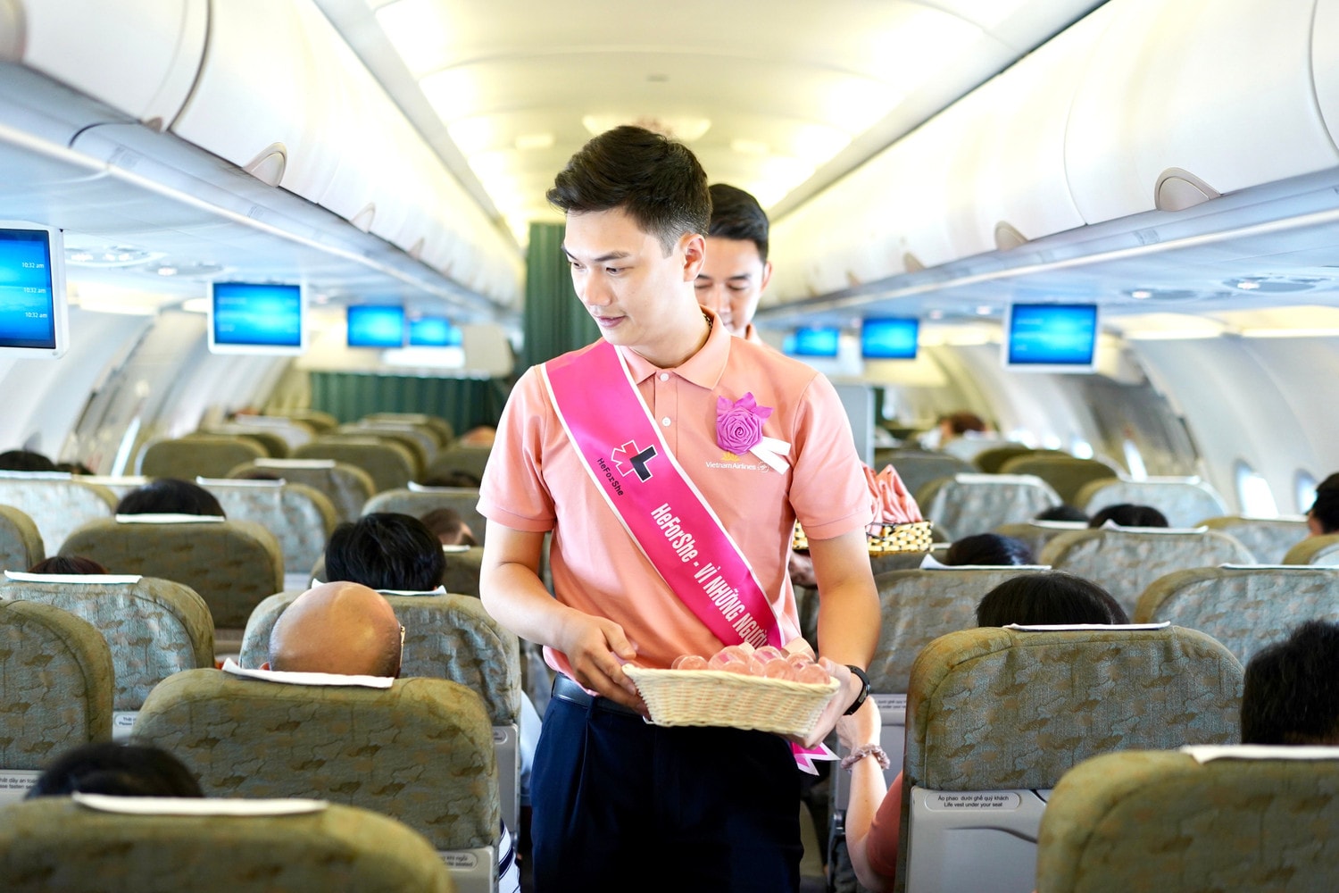 anh-3-mau-hong-von-duoc-xem-la-mau-sac-danh-rieng-cho-phai-nu-da-duoc-vietnam-airlines-va-un-women-su-dung-de-truyen-tai-thong-diep-ve-su-da-dang-va-binh-dang-gioianh-vna-6158.jpg