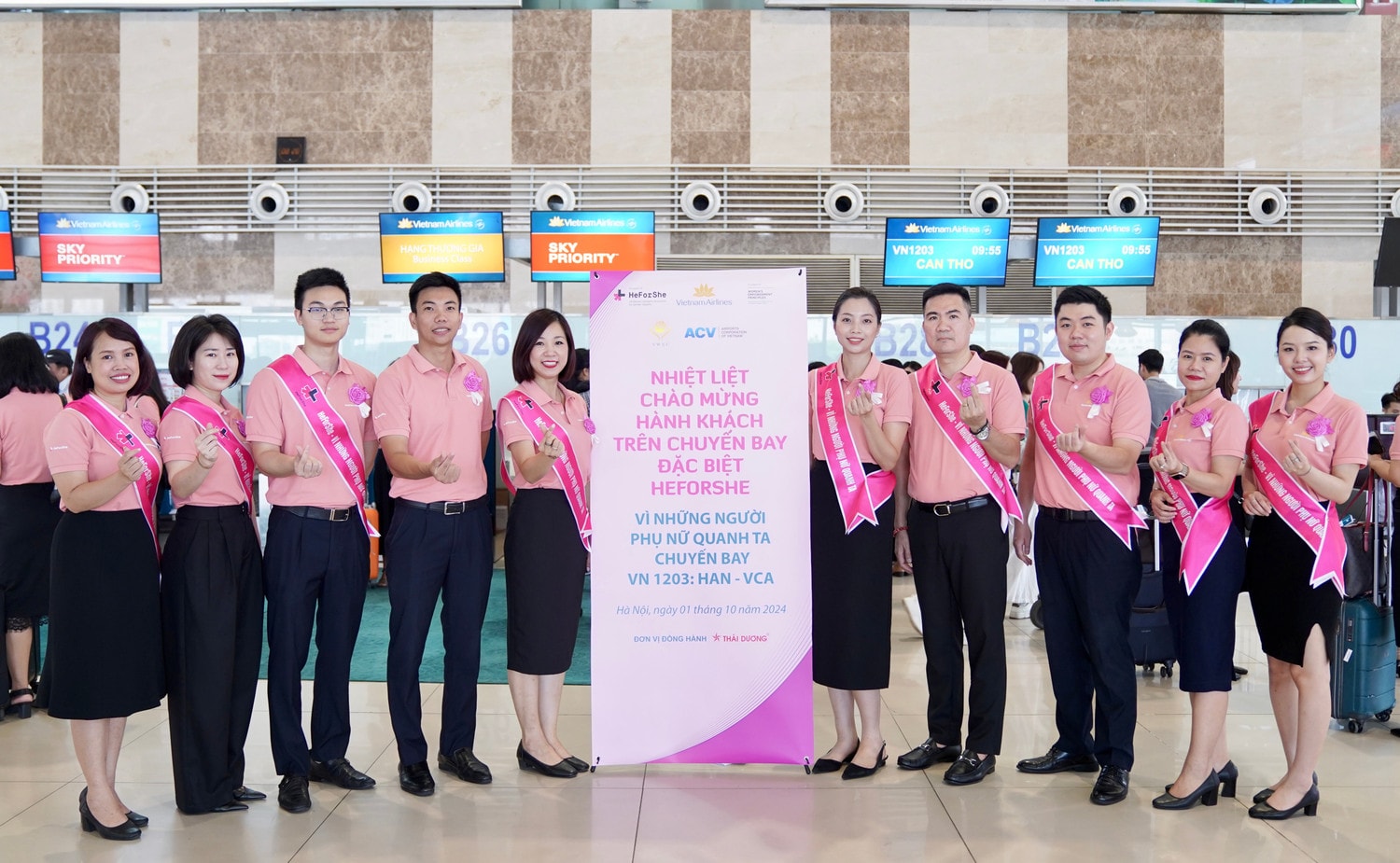 anh-1-chuyen-bay-mau-hong-cua-vietnam-airlines-chung-tay-vi-binh-dang-gioi-anh-vna-5106.jpg