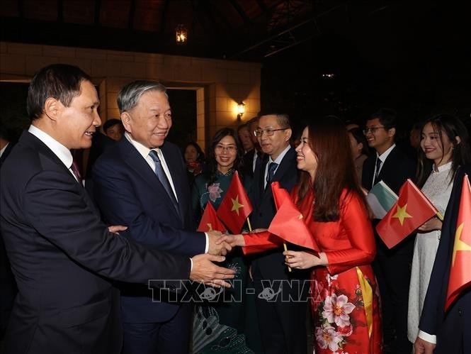 Cán bộ, nhân viên Đại sứ quán và sinh viên Việt Nam đón Tổng Bí thư, Chủ tịch nước Tô Lâm. Ảnh: Trí Dũng/TTXVN