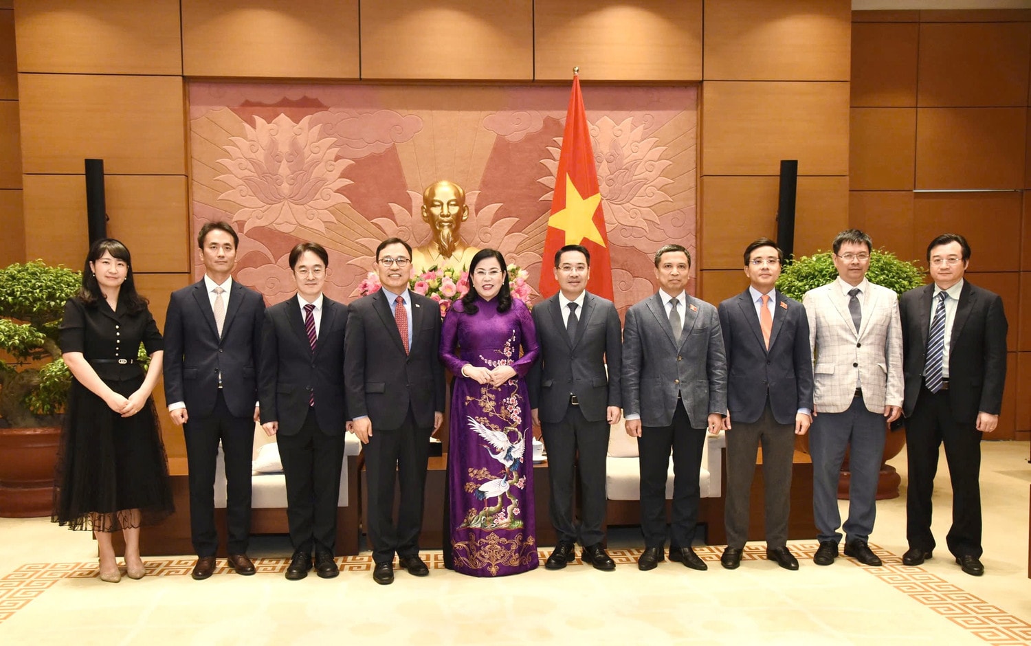 Trưởng Ban Công tác đại biểu Nguyễn Thanh Hải, Đại sứ Hàn Quốc tại Việt Nam Choi Young Sam và các đại biểu chụp ảnh lưu niệm
