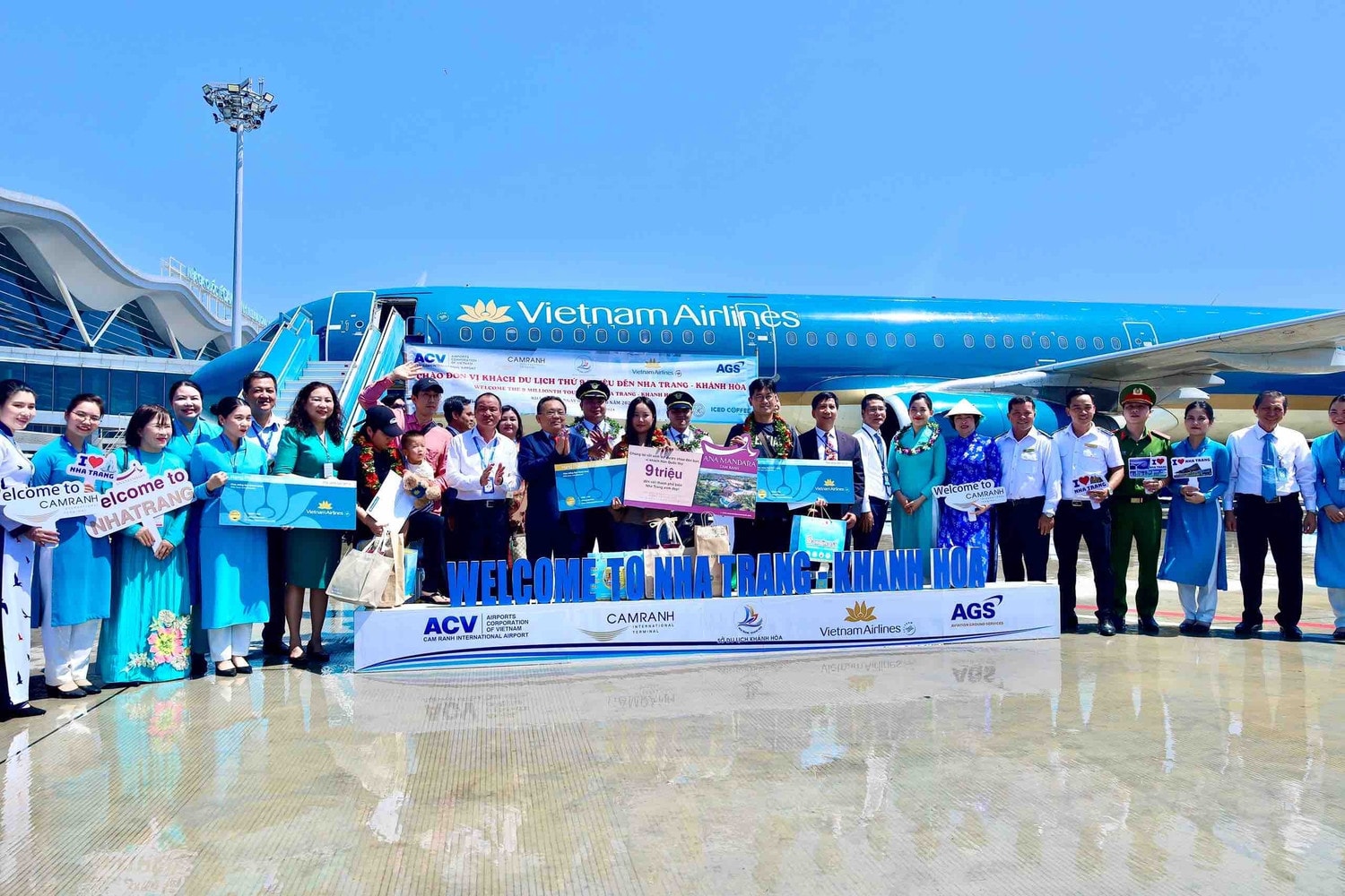vietnam-airlines-cung-voi-so-du-lich-khanh-hoa-va-cang-hang-khong-quoc-te-cam-ranh-da-long-trong-to-chuc-le-don-hanh-khach-thu-9-trieu-tren-chuyen-bay-vn441-tu-incheon-den-cam-ranh-anh-vna-3772.jpg