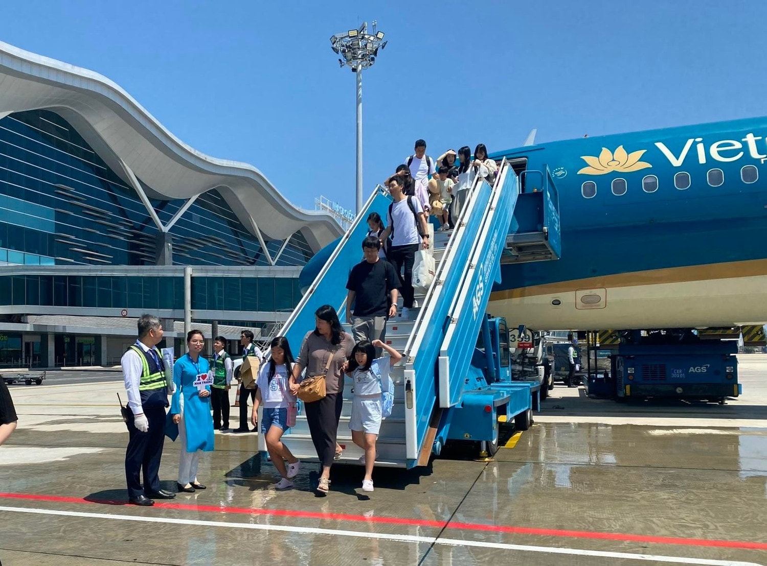 ao-dung-9h50-ngay-110-chuyen-bay-mang-so-hieu-vn441-cua-vietnam-airlines-tu-san-bay-quoc-te-incheon-han-quoc-da-ha-canh-tai-san-bay-quoc-te-cam-ranhanh-vna-3725.jpg