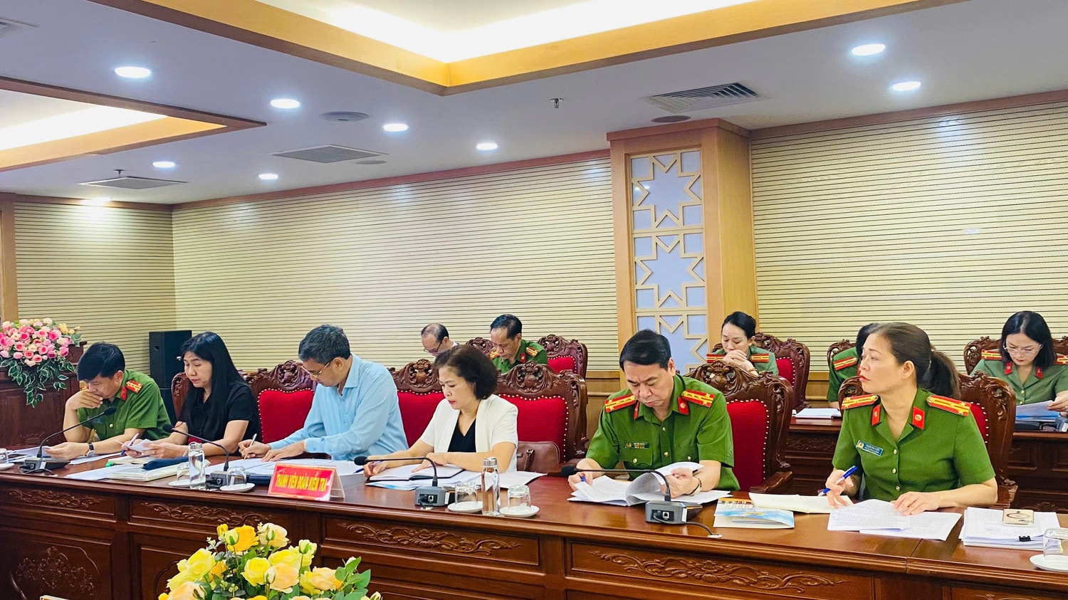 Thành viên Đoàn kiểm tra dự cuộc làm việc. Ảnh: HY