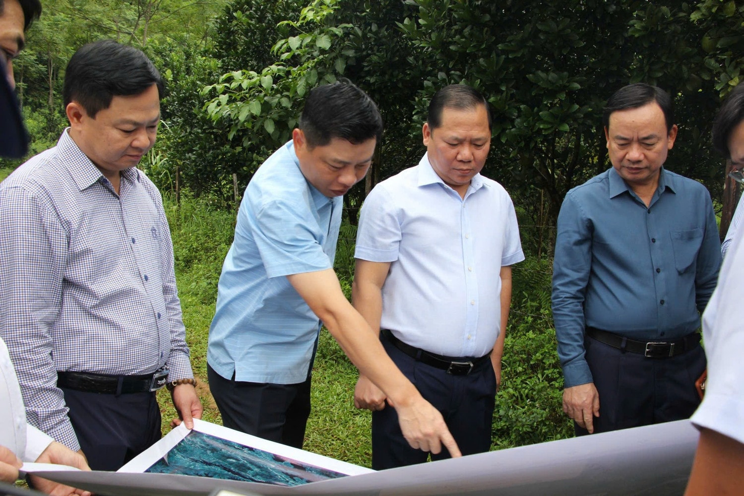 Bí thư Tỉnh ủy Hòa Bình Nguyễn Phi Long cùng đoàn công tác kiểm tra tình hình thực hiện dự án cao tốc Hòa Bình - Mộc Châu trên địa bàn huyện Đà Bắc. Ảnh: Thùy An