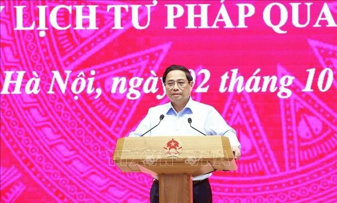 Thủ tướng Phạm Minh Chính phát biểu tại Hội nghị triển khai sổ sức khỏe điện tử và cấp phiếu lý lịch tư pháp thông qua ứng dụng VNeID. Ảnh: Dương Giang/TTXVN