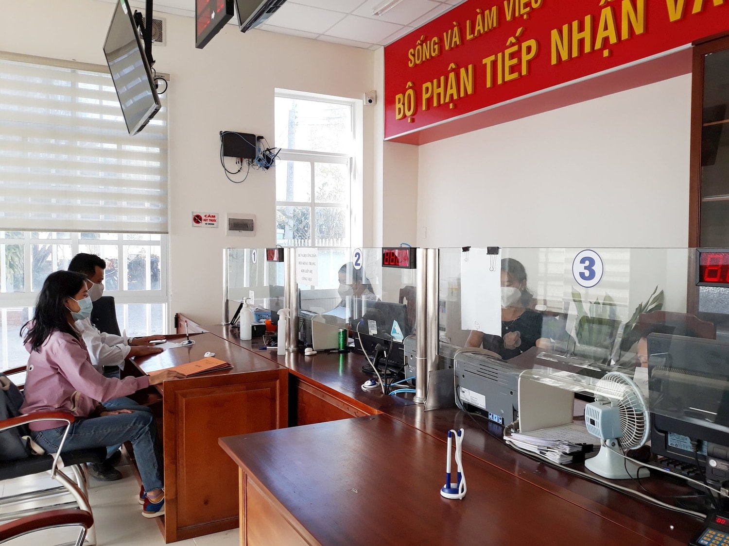 Người dân chờ làm thủ tục hành chính tại bộ phận một cửa. Ảnh: Ninh Chinh