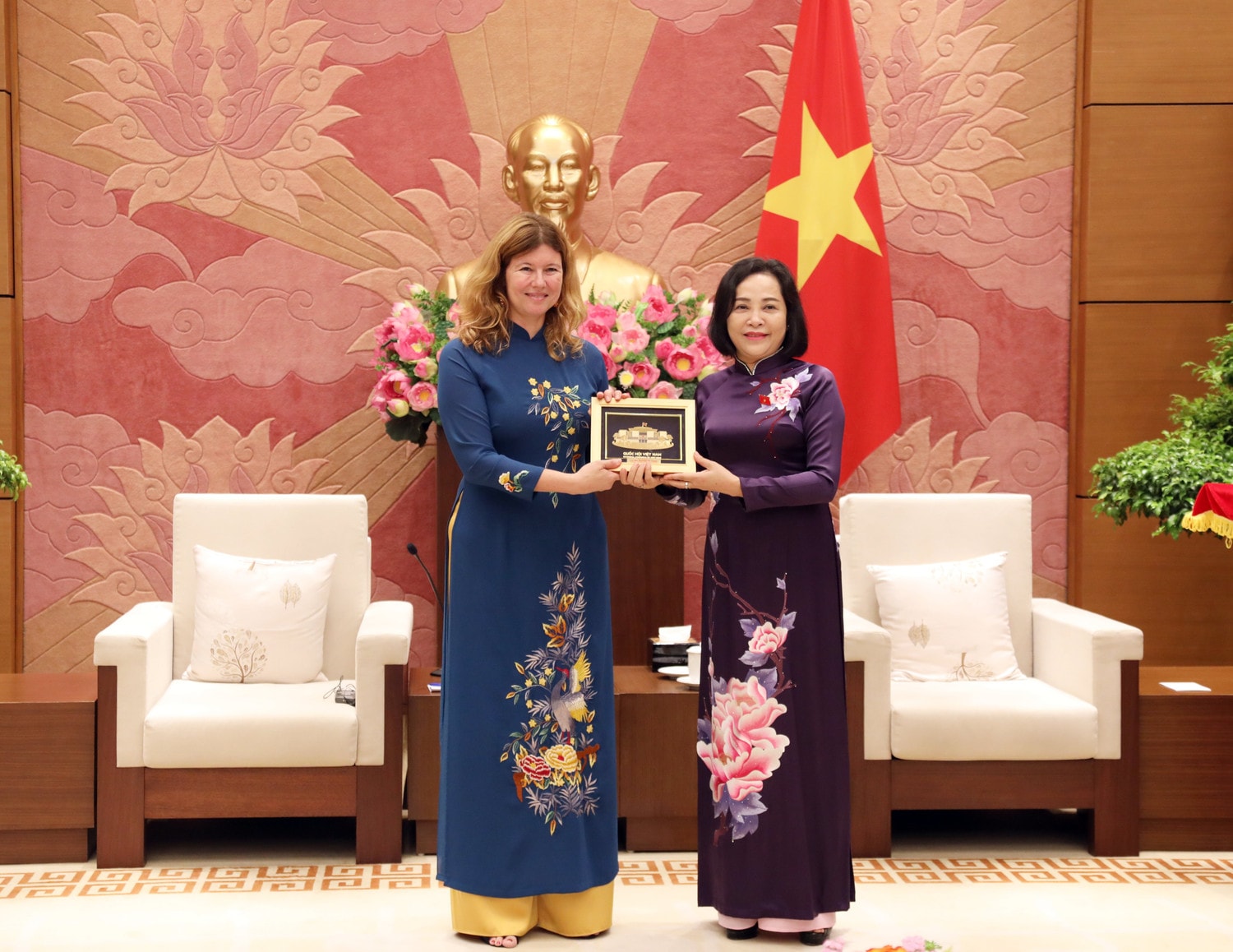 Phó Chủ tịch Quốc hội Nguyễn Thị Thanh trao quà tặng Trưởng đại diện Quỹ Nhi đồng Liên Hợp Quốc tại Việt Nam Silvia Danailov
