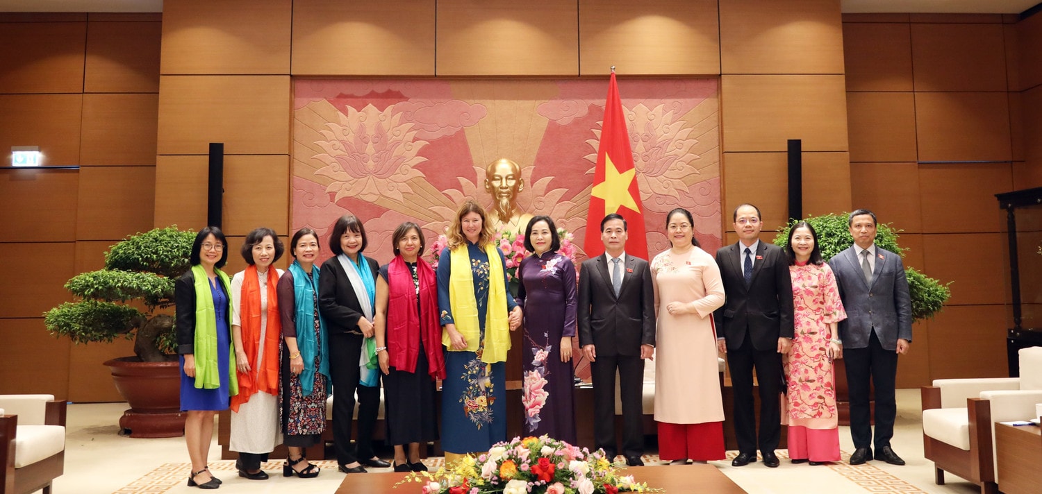 Phó Chủ tịch Quốc hội Nguyễn Thị Thanh và Trưởng đại diện Quỹ Nhi đồng Liên Hợp Quốc tại Việt Nam Silvia Danailov chụp ảnh lưu niệm cùng các đại biểu