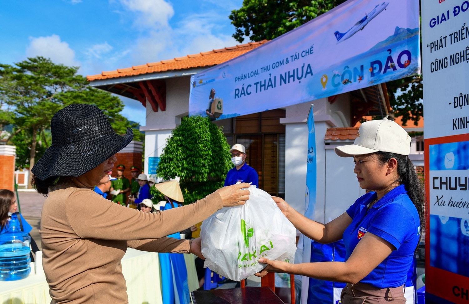 tai-ngay-hoi-165-kg-rac-nhua-vo-lon-hop-sua-co-the-tai-che-do-nguoi-dan-thu-gom-phan-loai-da-duoc-doi-thanh-nhung-phan-qua-y-nghia-anh-vna-6195.jpg