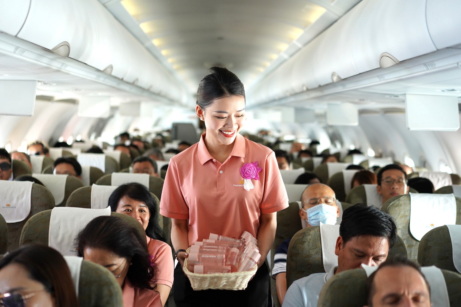 anh-2-tren-chuyen-bay-dac-biet-nay-hanh-khach-se-duoc-nhan-nhung-mon-qua-mang-mau-sac-dac-trung-cua-chien-dich-nhu-ao-mau-hong-co-logo-cua-vietnam-airlines-thuong-thuc-tra-sua-anh-vna-9008.jpg