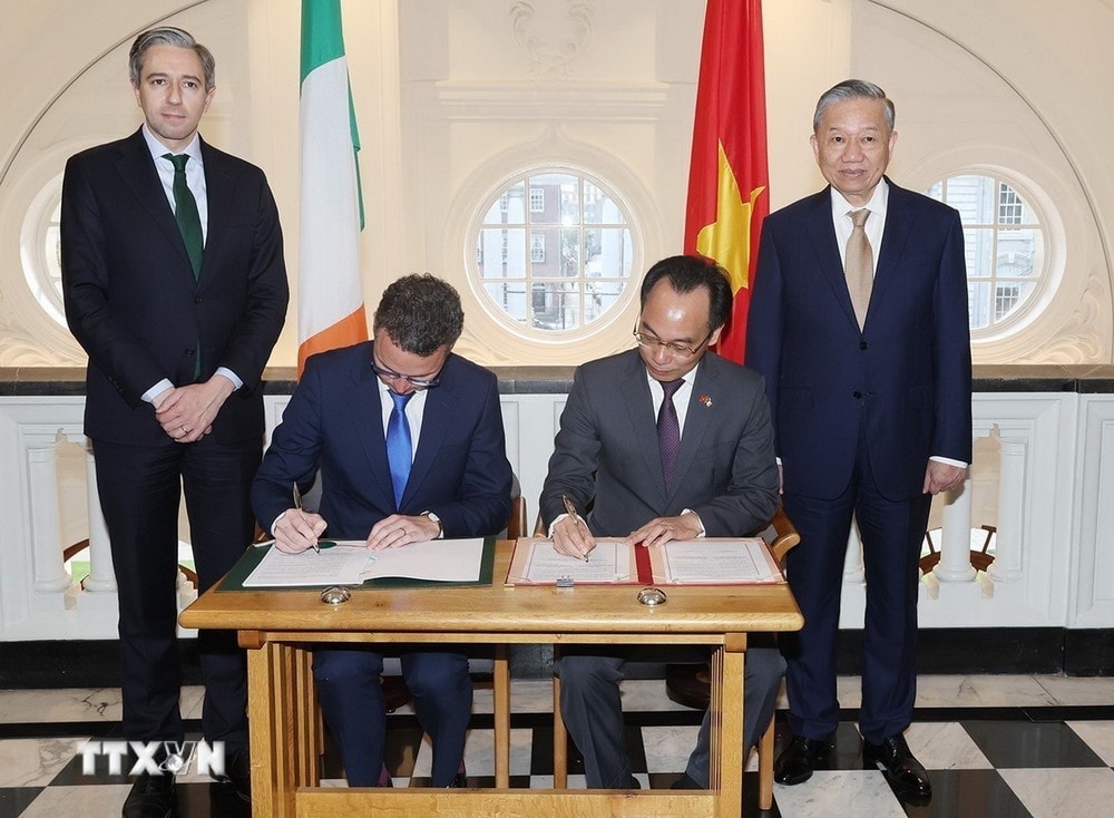 Tổng Bí thư, Chủ tịch nước Tô Lâm và Thủ tướng Ireland Simon Harris chứng kiến Lễ ký Thỏa thuận hợp tác chiến lược về giáo dục đại học giữa Bộ Giáo dục và Đào tạo Việt Nam với Bộ Giáo dục đại học , nghiên cứu, đổi mới và khoa học Ireland. Ảnh: Trí Dũng/TTXVN