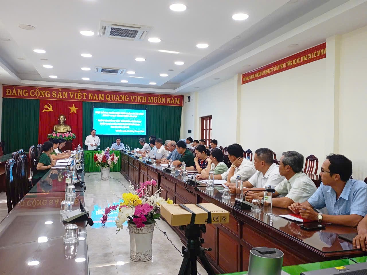doan-kiem-tra-lam-viec-tai-huyen-cai-be-1-2857.jpg