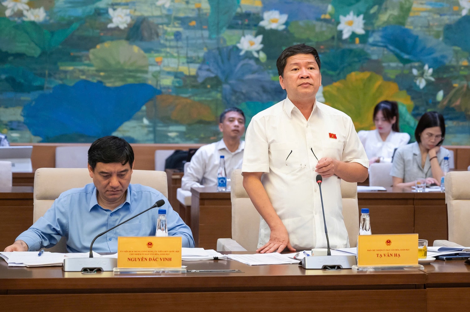 Phó Chủ nhiệm Ủy ban Văn hóa, Giáo dục Tạ Văn Hạ phát biểu tại cuộc làm việc