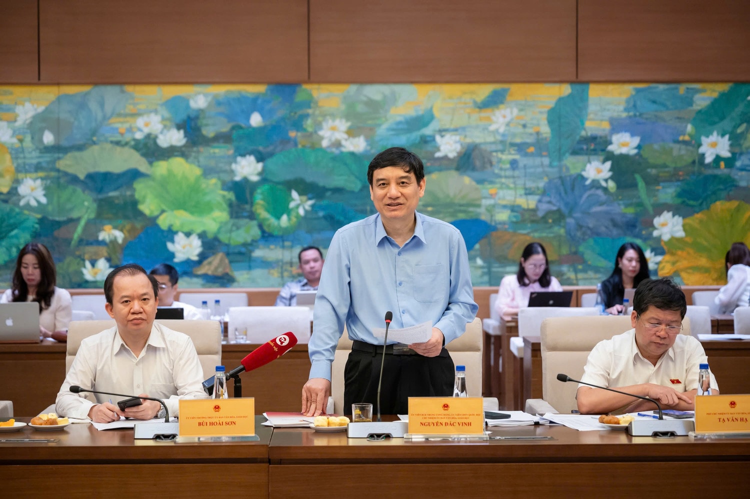 Chủ nhiệm Ủy ban Văn hóa, Giáo dục Nguyễn Đắc Vinh cho rằng một số vấn đề cần được tiếp tục nghiên cứu, đánh giá để có giải pháp tổng thể