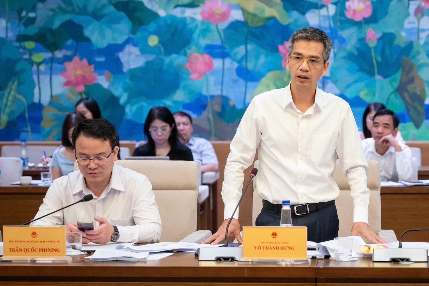 Thứ trưởng Bộ Tài chính Võ Thành Hưng trình bày Báo cáo tình hình thực hiện phân bổ, quản lý, sử dụng ngân sách nhà nước năm 2024, dự toán ngân sách nhà nước năm 2025 trong các lĩnh vực: Văn hóa - Thể thao - Du lịch, Thông tin - Truyền thông, Giáo dục - Đào tạo, Tín ngưỡng - Tôn giáo, Thanh niên, Trẻ em