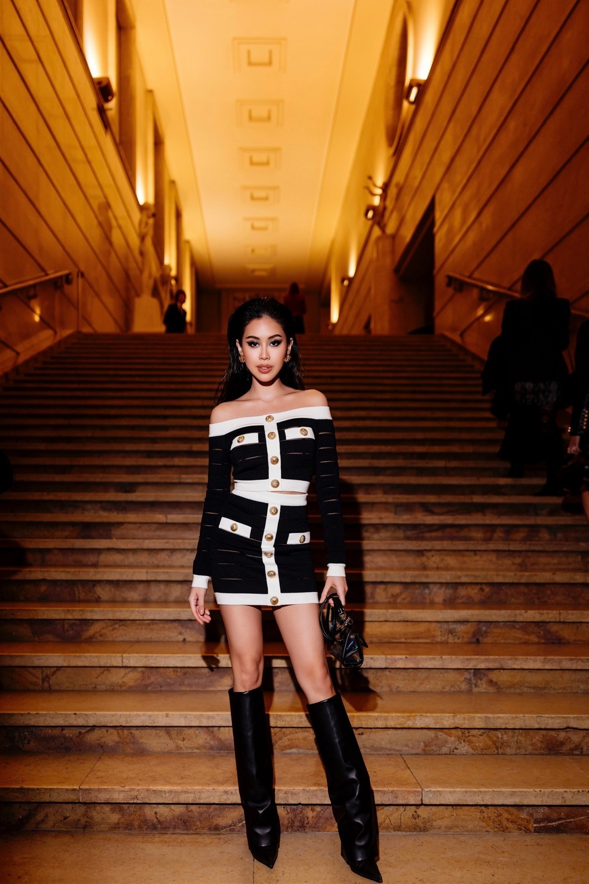 khoac-len-minh-outfit-tu-cac-nha-mot-dinh-dam-dolcegabbana-balmain-moschino-cang-the-hien-duoc-gout-thoi-trang-dang-cap-cua-nu-ceo-tre-tuoi-tai-nang-1-2268.jpg