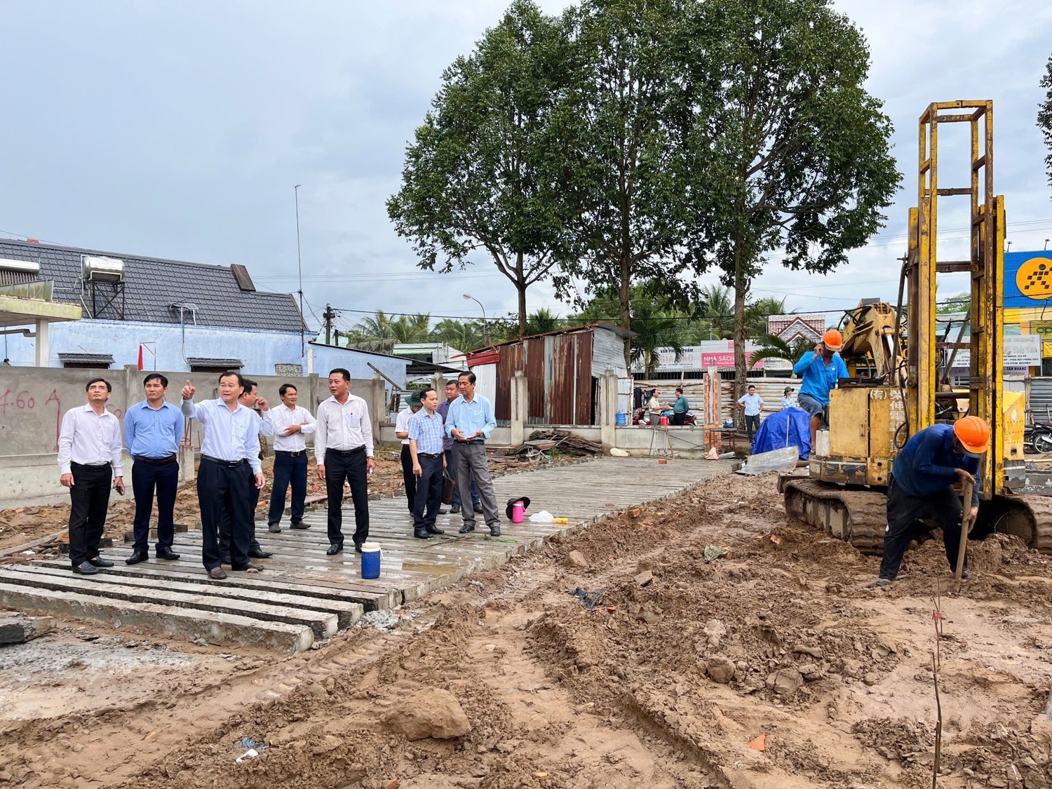 Thường trực HĐND tỉnh khảo sát tại Dự án Khu hành chính UBND xã Thới Hòa do UBND huyện Trà Ôn là chủ đầu tư. Ảnh: Hữu Tài
