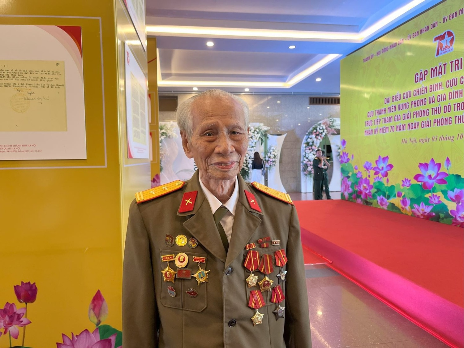 Trung tá Trần Phiên thuộc Bộ Tư lệnh pháo binh chia sẻ về kỷ niệm 70 năm ngày trở về giải phóng Thủ đô. Ảnh: M.N