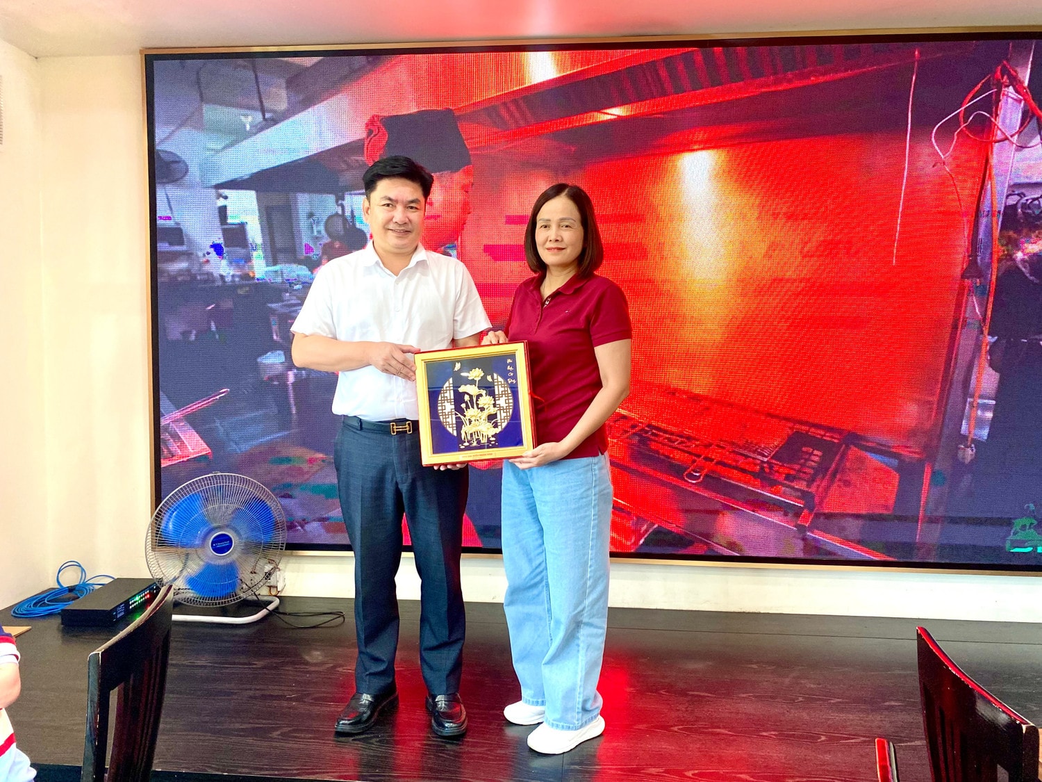 pho-tong-bien-tap-bao-dbnd-tang-qua-luu-niem-cho-pham-duy-phong-9125.jpeg