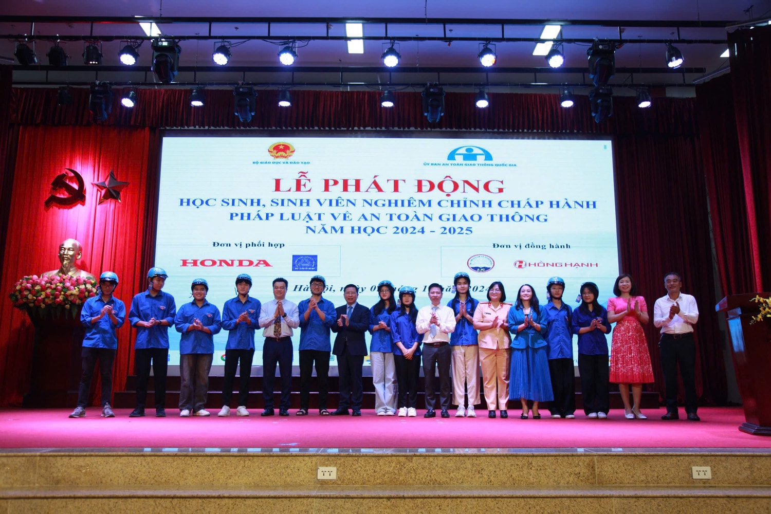 Nhân dịp này, Quỹ bảo hiểm xe cơ giới - Hiệp hội bảo hiểm Việt Nam trao tặng 500 mũ bảo hiểm đạt chuẩn cho học sinh.
