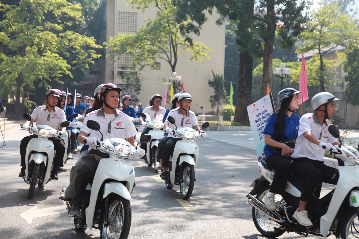 Lễ phát động đã thu hút hơn 20.000 học sinh, sinh viên tham gia với nhiều hoạt động bổ ích như: diễu hành, phổ biến pháp luật về an toàn giao thông đường bộ và hướng dẫn kỹ năng tham gia giao thông an toàn.