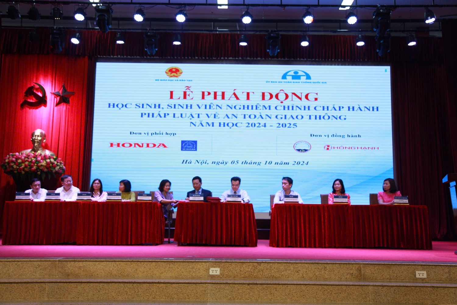 Đại diện lãnh đạo của 5 Sở Giáo dục và Đào tạo, 5 trường đại học và học viện trên địa bàn Hà Nội và các tỉnh miền Bắc đã ký cam kết tăng cường công tác giáo dục an toàn giao thông.