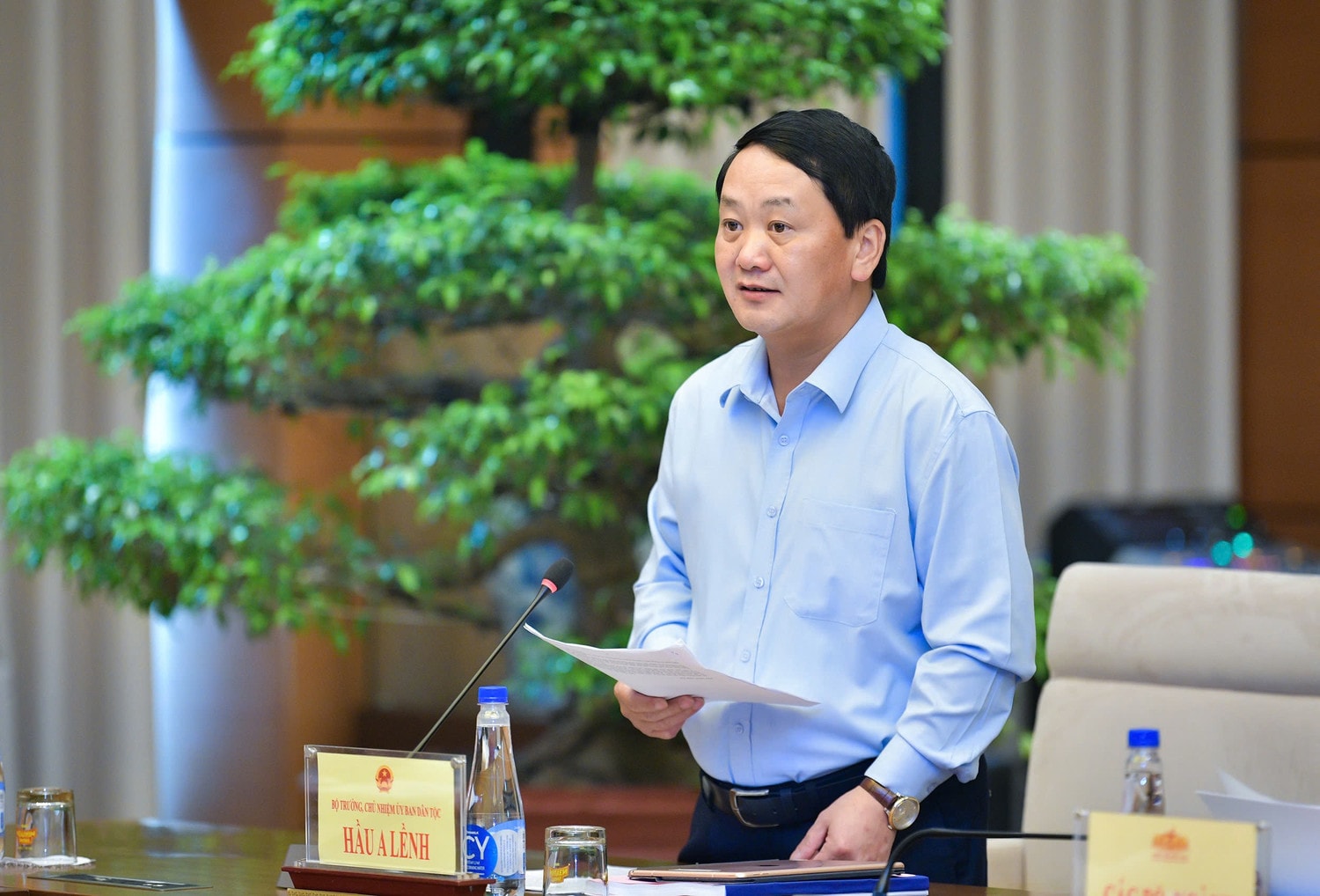 Bộ trưởng, Chủ nhiệm Ủy ban Dân tộc Hầu A Lềnh trình bày Báo cáo về tình hình kinh tế - xã hội vùng đồng bào dân tộc thiểu số và miền núi 9 tháng năm 2024