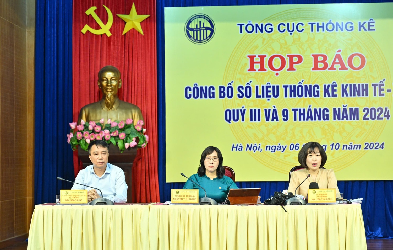 Tổng Cục trưởng Tổng cục Thống kê Nguyễn Thị Hương (giữa) chủ trì họp báo. Ảnh: Quang Khánh