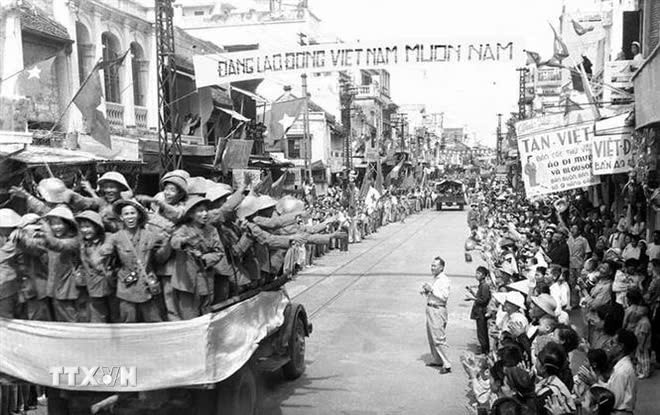 Đoàn xe chở các chiến sĩ Đại đoàn 308 tiến qua phố Hàng Đào sáng 10.10.1954 trong niềm hân hoan chào đón của hàng vạn người dân