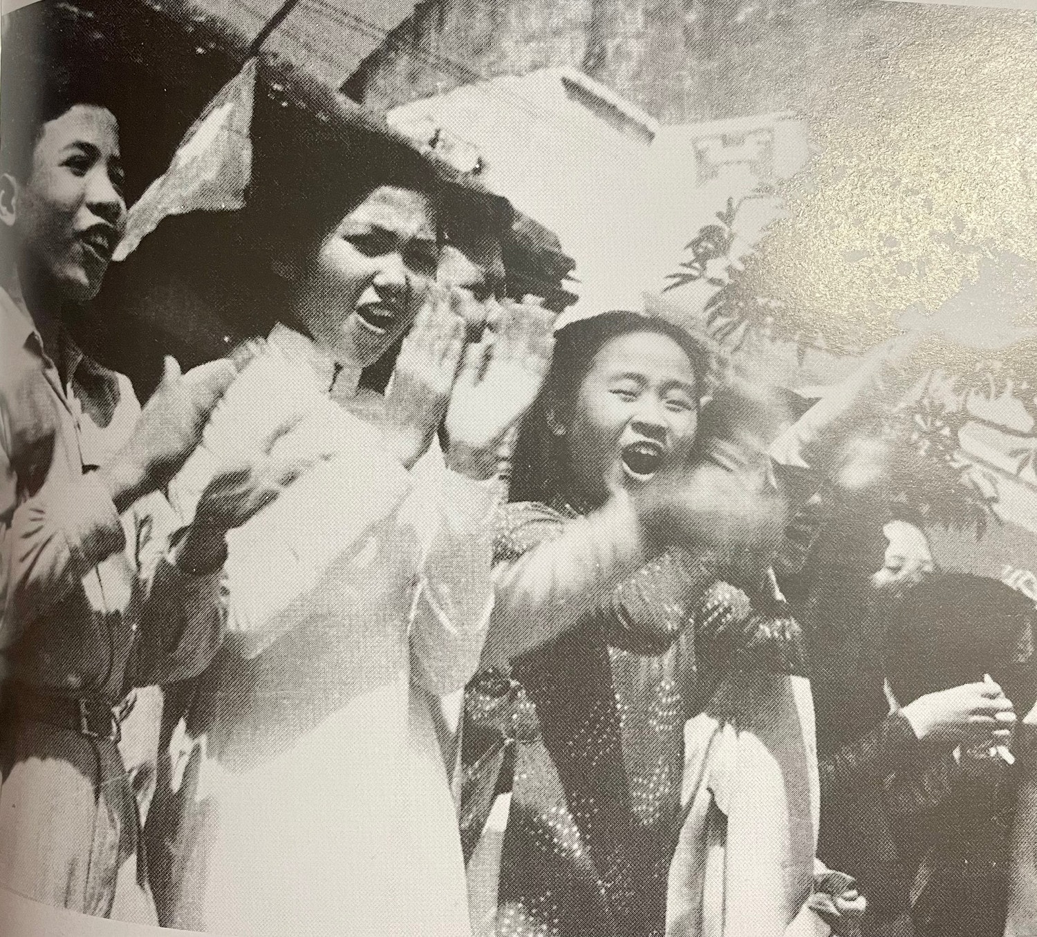 Học sinh Hà Nội chào mừng đoàn quân trở về tiếp quản Thủ đô