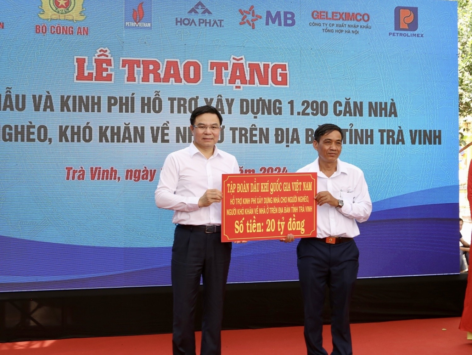 Bí thư Đảng ủy, Chủ tịch HĐTV Petrovietnam Lê Mạnh Hùng - đại diện cho người lao động dầu khí trao tặng 20 tỷ đồng xây dựng 400 căn nhà cho người nghèo trên địa bàn tỉnh Trà Vinh