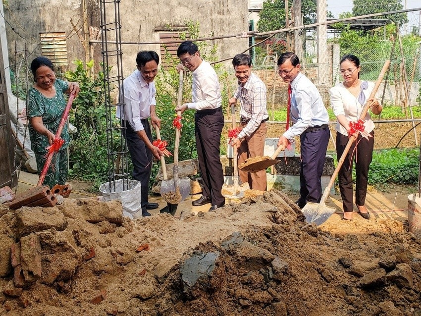 Phó Bí thư Thường trực Đảng ủy Tập đoàn Trần Quang Dũng, cùng lãnh đạo địa phương và người dân tham gia động thổ xây dựng nhà đại đoàn kết tại xã Đại Cường, huyện Đại Lộc, tỉnh Quảng Nam