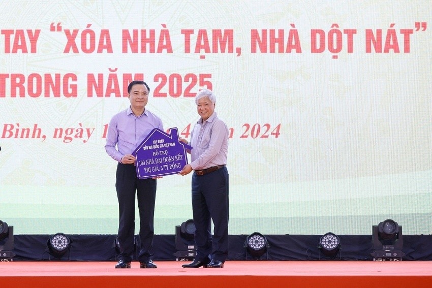 Tổng Giám đốc Petrovietnam Lê Ngọc Sơn - đại diện người lao động Dầu khí trao tặng 5 tỷ đồng cho phong trào “Xóa nhà tạm, nhà dột nát”. Ảnh: Lê Linh
