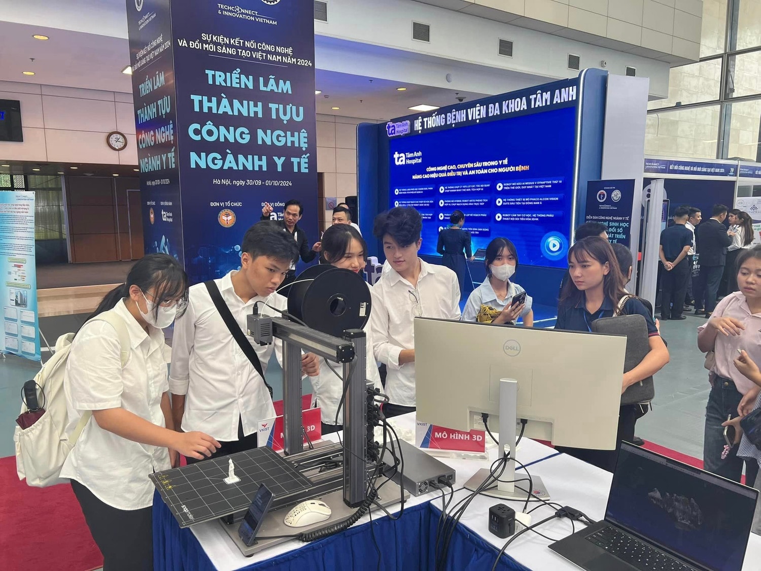 Các bạn trẻ tham quan Triển lãm giới thiệu thành tựu công nghệ ngành y tế năm 2024. Ảnh: Cát Thành