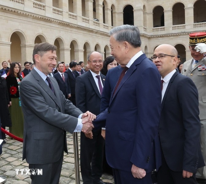 Bộ trưởng Quân đội Pháp Sébastien Lecornu chủ trì lễ đón. Ảnh: Trí Dũng/TTXVN