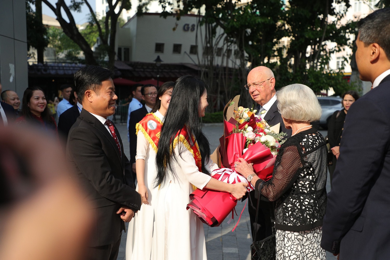 vnu-toa-dam-voi-chu-tich-dien-dan-kinh-te-the-gioi-3-4750.jpg
