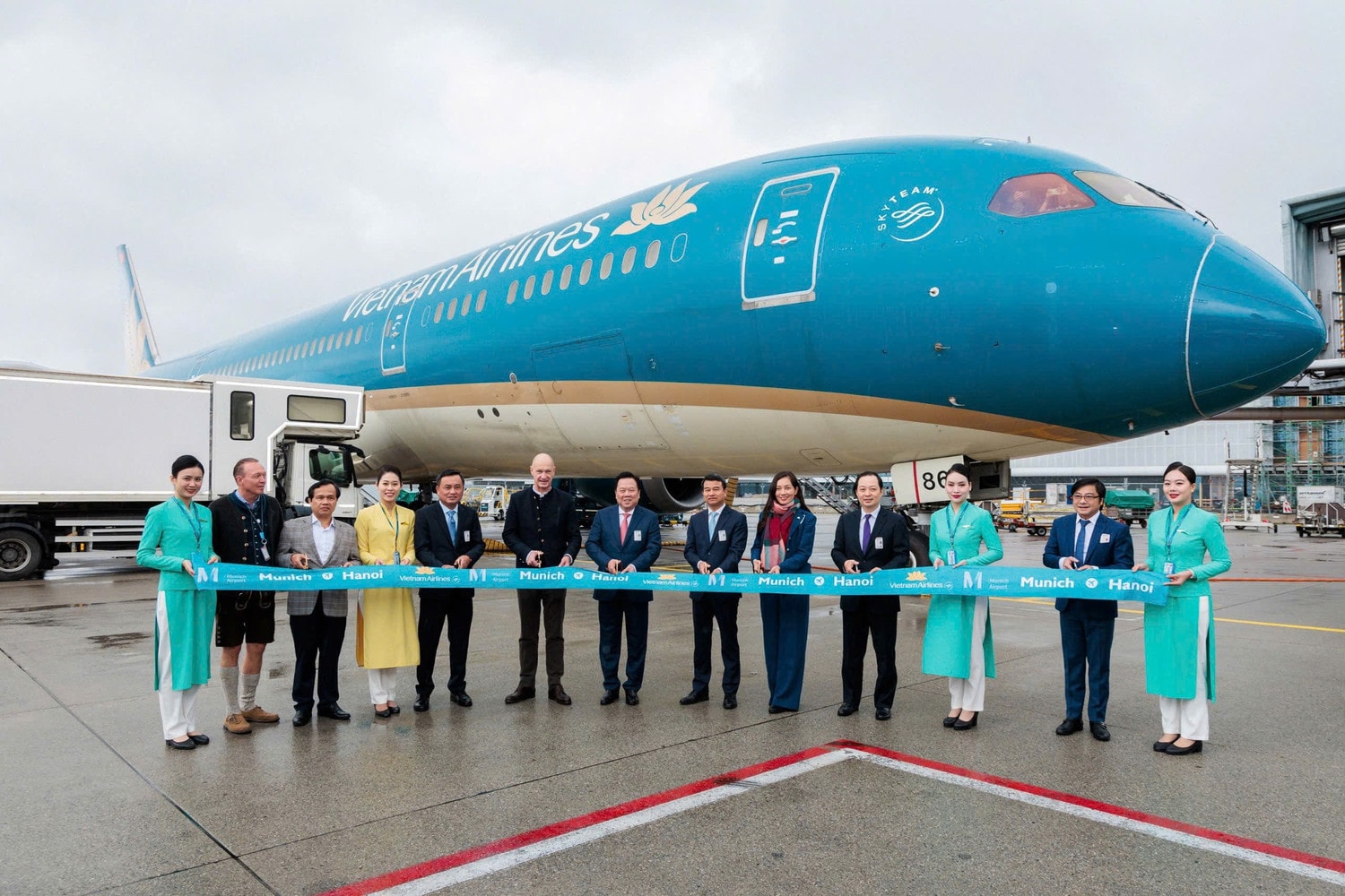 anh-2-cac-dai-bieu-cat-bang-khai-truong-duong-bay-thang-tu-viet-nam-den-munich-duc-anh-vna-5961.jpg