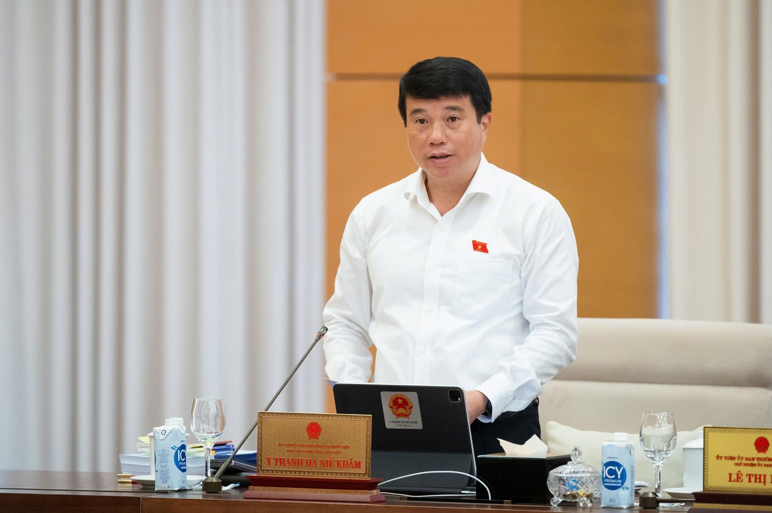 chu-tich-hoi-dong-dan-toc-y-thanh-ha-nie-kdam-4923.jpg