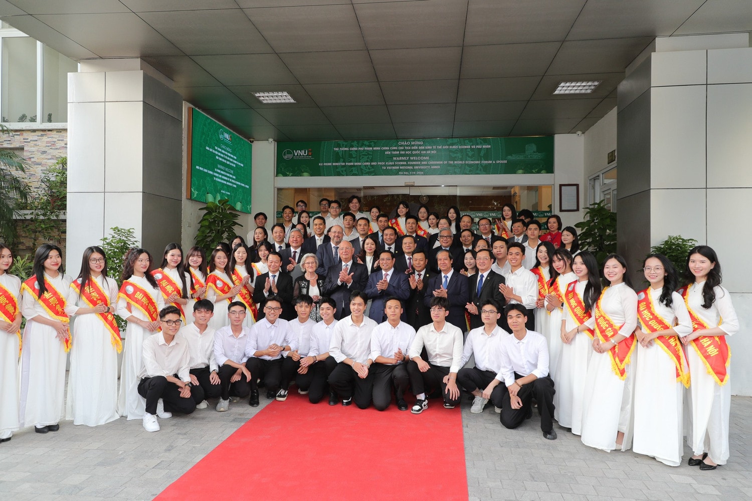 vnu-toa-dam-voi-chu-tich-dien-dan-kinh-te-the-gioi-8-546.jpg