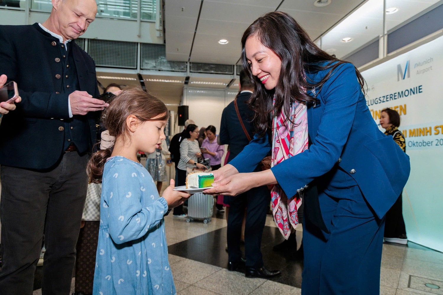 anh-3-vietnam-airlines-tang-qua-luu-niem-cho-hanh-khach-anh-vna-4972.jpg