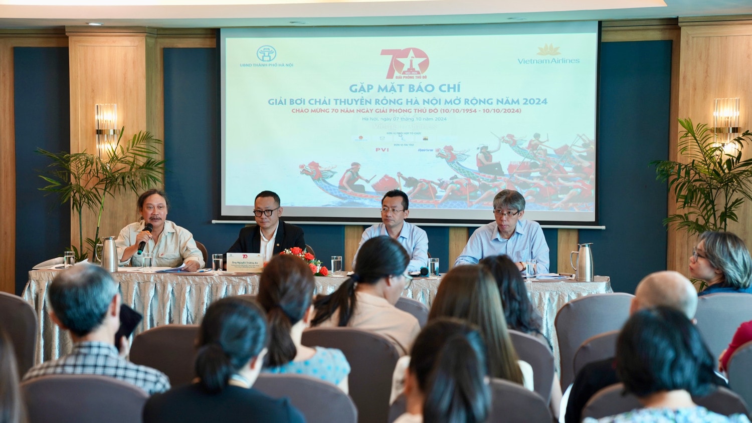 anh-1-giai-boi-chai-thuyen-rong-ha-noi-mo-rong-nam-2024-la-hoat-dong-the-thao-thiet-thuc-chao-mung-ky-niem-70-nam-ngay-giai-phong-thu-do-anh-vna-8747.jpg